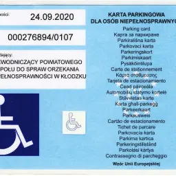 Karta parkingowa dla osób niepełnosprawnych, ważna do 24.09.2020. Czy karta parkingowa zwalnia z opłat za parking? To zależy od lokalnych przepisów.