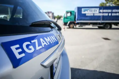 Samochód z napisem "EGZAMIN" na tylnej klapie. Czy głuchoniemy może mieć prawo jazdy? Tak, po zdaniu egzaminu.