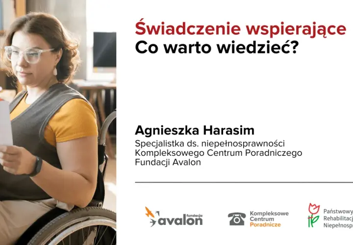 Kobieta na wózku inwalidzkim analizuje dokumenty. Temat: świadczenia wspierające, poziom potrzeby wsparcia punkty.