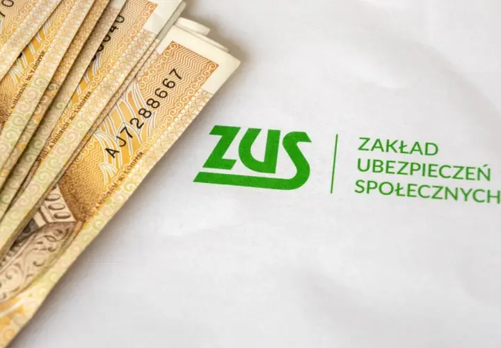 Pieniądze i logo ZUS. Zastanawiasz się, ile wynosi zasiłek rehabilitacyjny na dziecko?