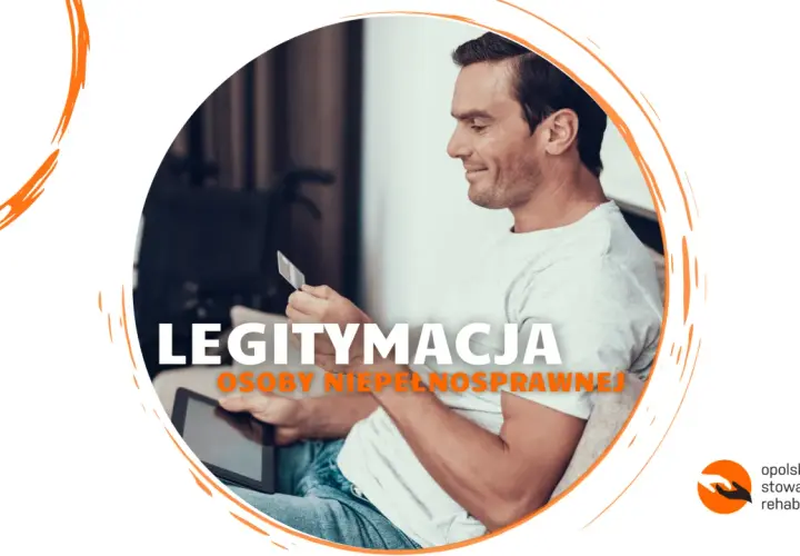 Mężczyzna z kartą i tabletem, szuka informacji, gdzie wyrobić legitymację o niepełnosprawności.