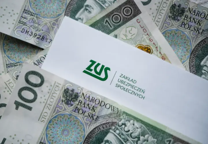 ZUS i polskie banknoty 100 zł. Pytanie: ile wynosi renta dla osoby niepełnosprawnej od urodzenia?