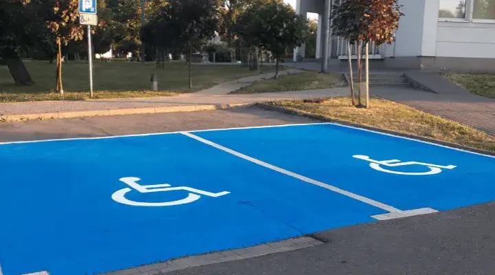 Czy miejsca parkingowe dla niepełnosprawnych są płatne? Oto prawda!