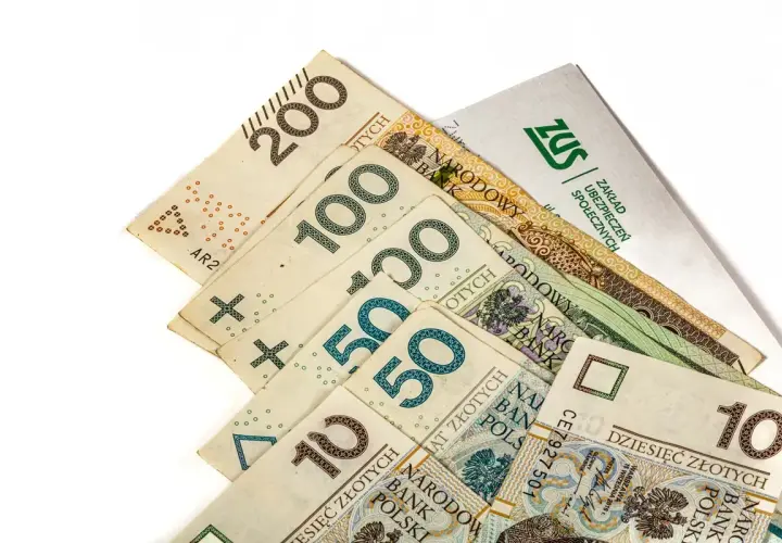 Polskie banknoty 10, 50, 100 i 200 zł oraz dokument ZUS. Porównanie renty socjalnej a renty z tytułu niezdolności do pracy.