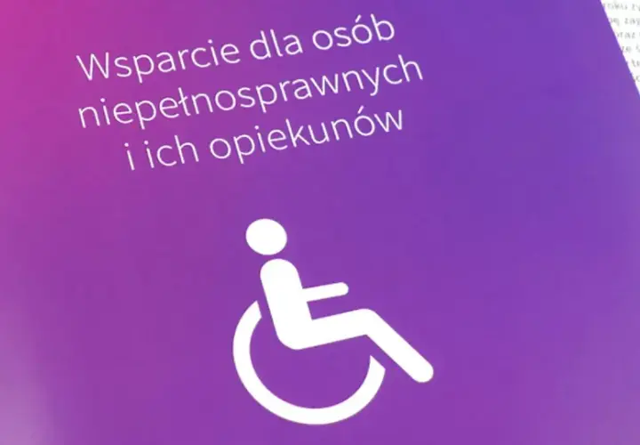 Fioletowy baner z napisem "Wsparcie dla osób niepełnosprawnych i ich opiekunów" oraz symbolem wózka inwalidzkiego.