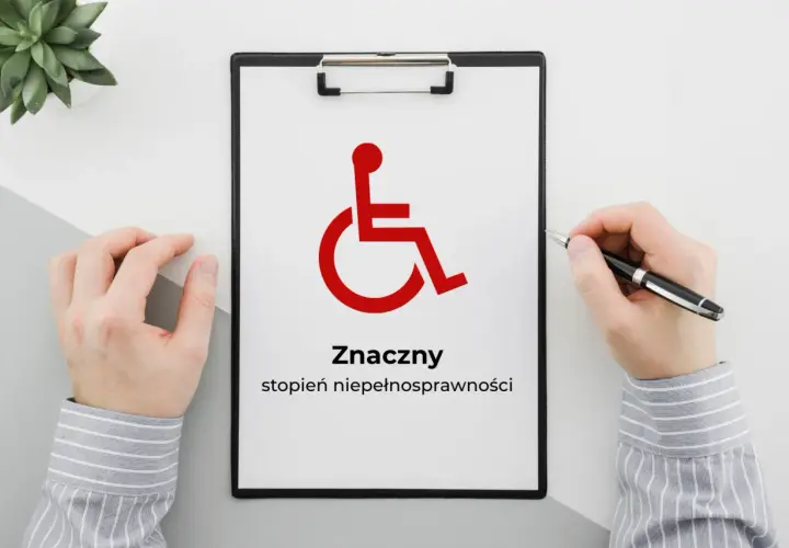 Na tablicy widnieje symbol osoby na wózku inwalidzkim i napis "Znaczny stopień niepełnosprawności".